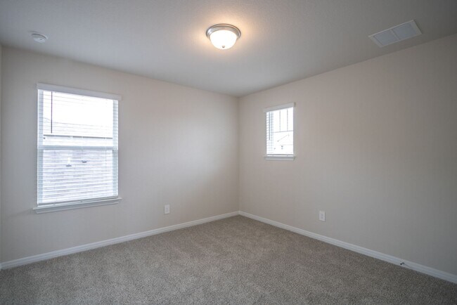 Building Photo - 544 View Dr