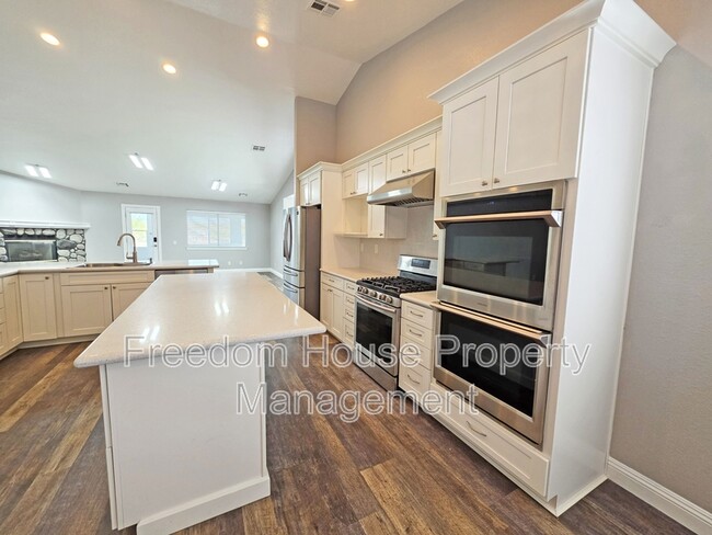 Building Photo - 3630 E Vineyard Dr N