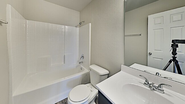 Building Photo - Very Nice 3 Bedroom 2 Bath Home in Yukon S...