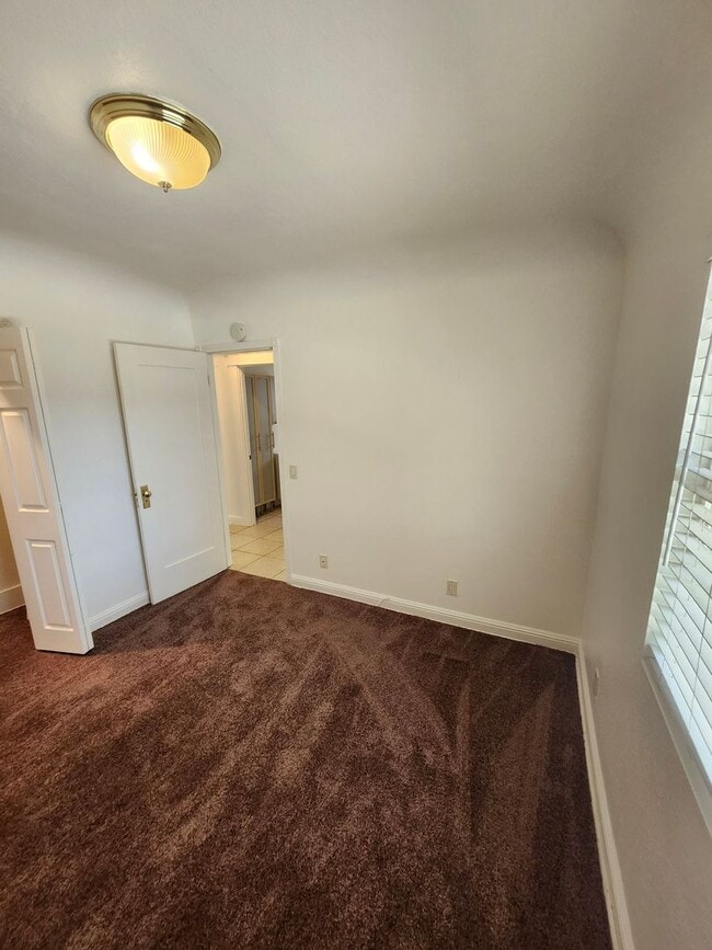 Building Photo - Charming Colonial-Style 2-Bedroom Home in ...