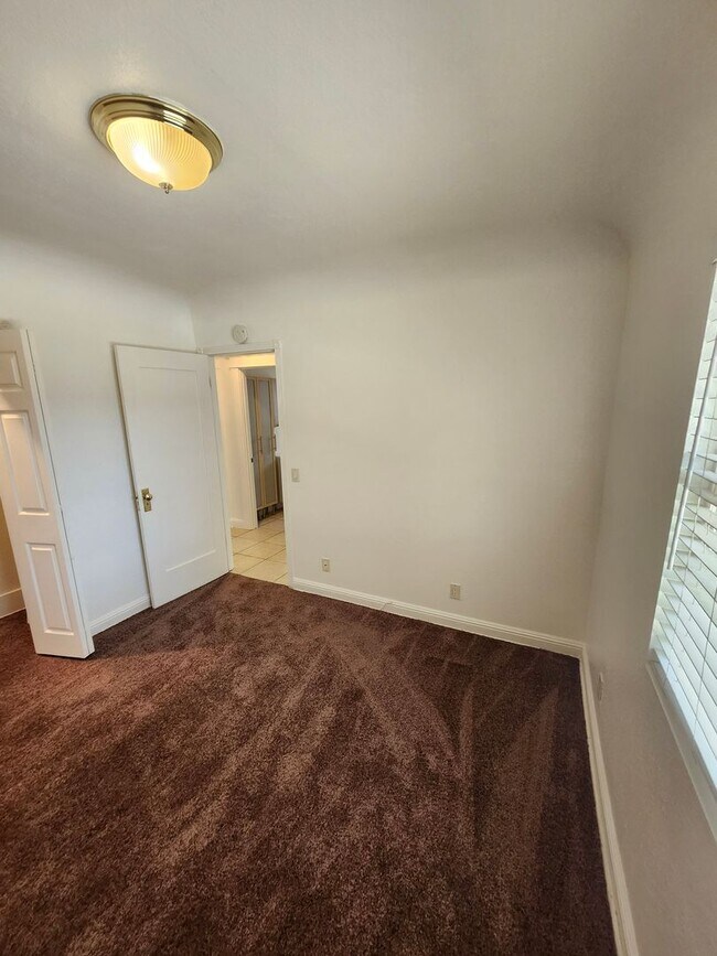 Building Photo - Charming Colonial-Style 2-Bedroom Home in Ontario