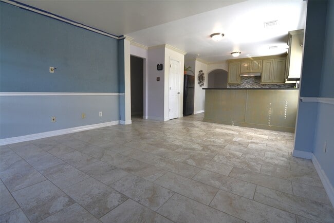 Building Photo - 7423 River Pines Dr