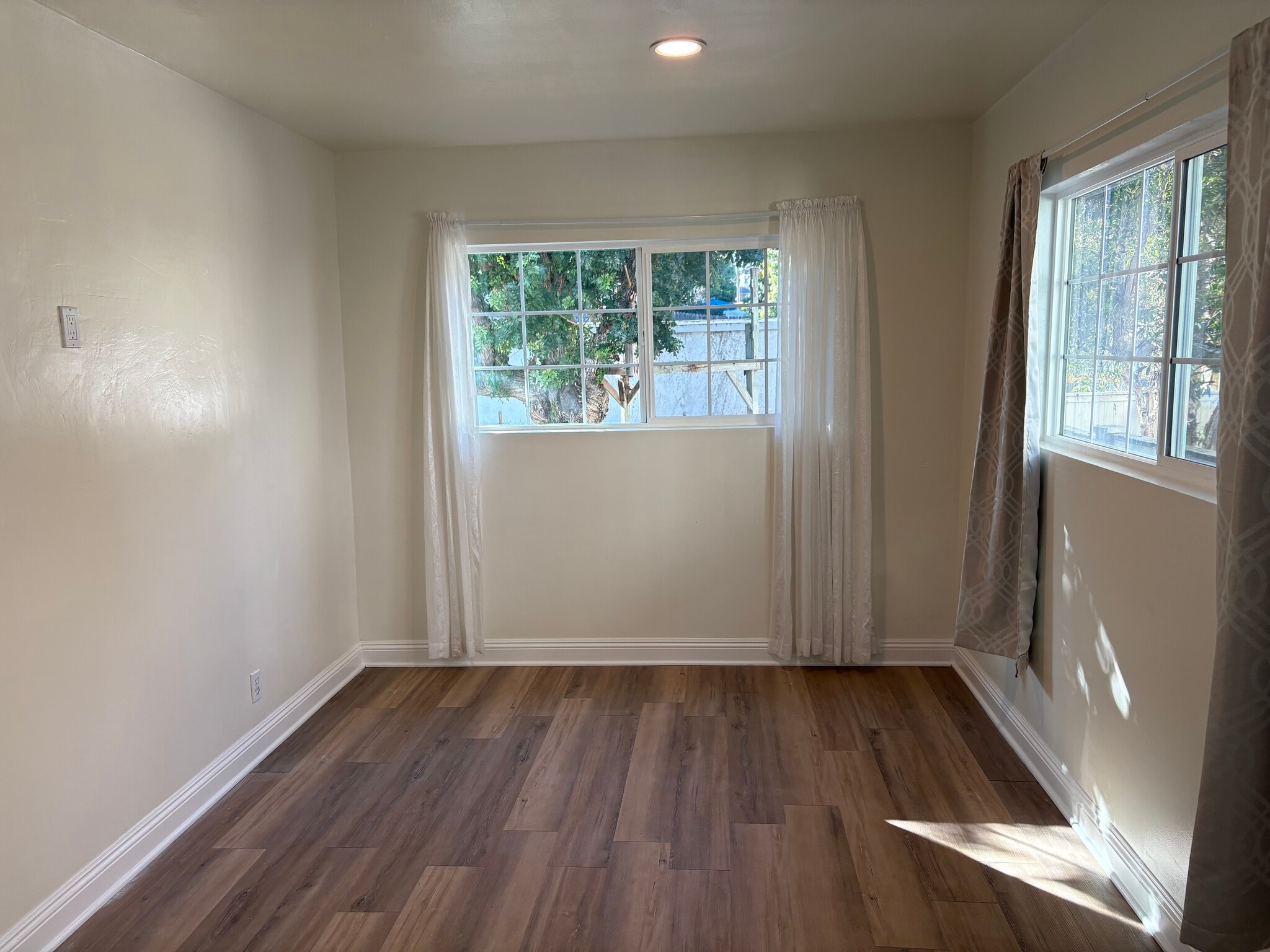 Building Photo - 2405 Perkins Ln