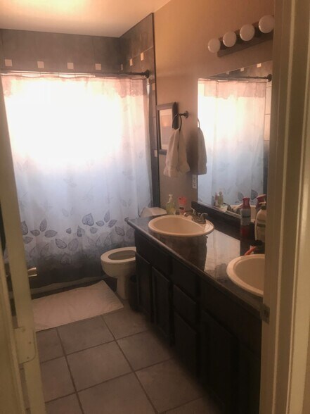 Building Photo - 1317 Olvera way