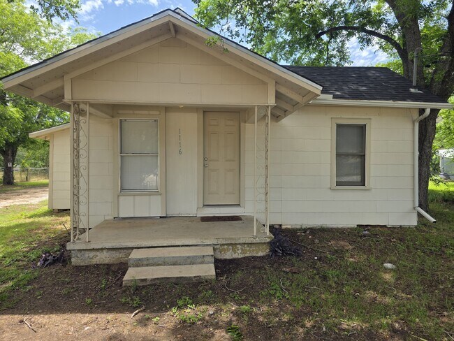 Building Photo - 1116 E Cameron Ave