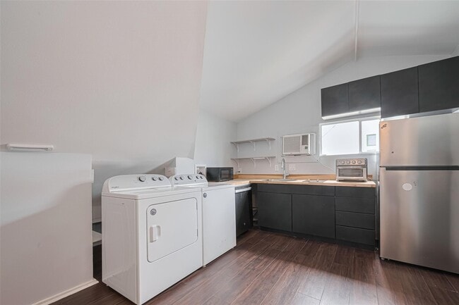 Building Photo - 845 Columbia St