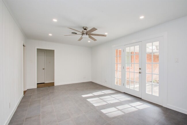 Building Photo - 8939 Rockhurst Dr