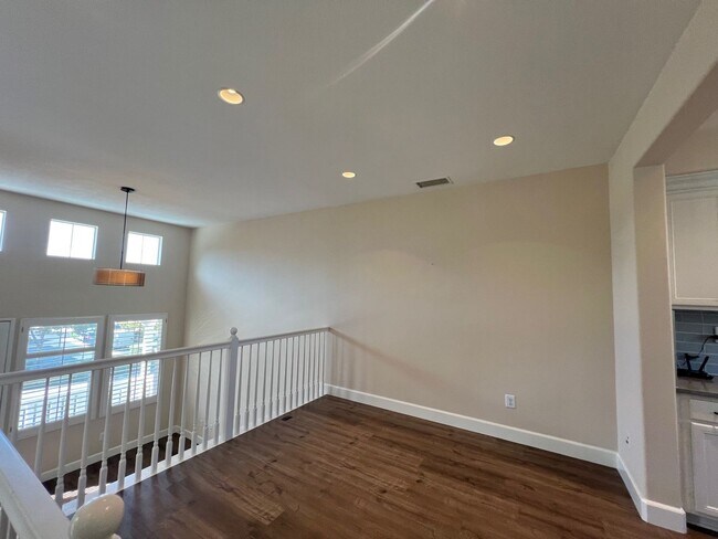 Building Photo - Spacious 1 Bedroom 1 1/2 Bathroom Townhome...