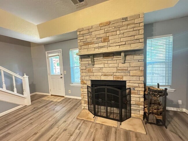Building Photo - 905 Rambling Oaks Dr