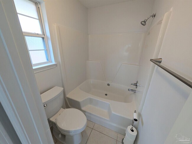 Building Photo - 28 Easton St