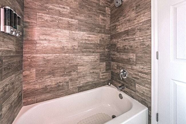 Building Photo - 5 bedrooms ,2 bathrooms and on 0.32 acres for rent