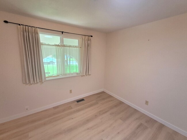 Building Photo - $2,595 - 4 Bed / 3 Bath Home with Fully Fe...