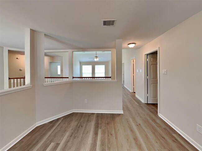 Building Photo - 501 Falcon Lake Dr