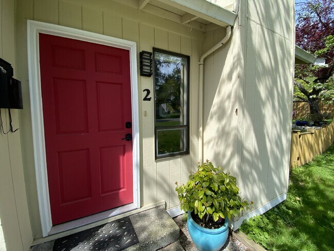 Building Photo - Spacious 2-Bedroom Townhome in Fairhaven with Spacious Fenced Yard