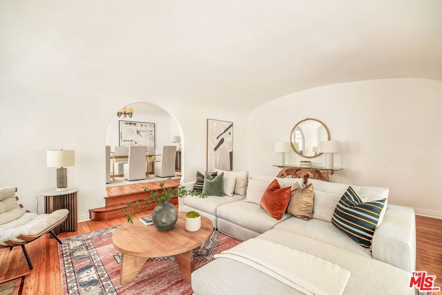 Living area - 842 S Sycamore Ave