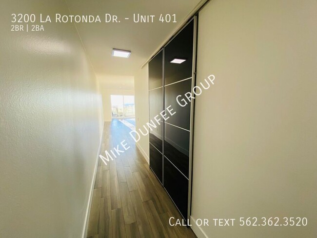 Building Photo - 3200 La Rotonda Dr