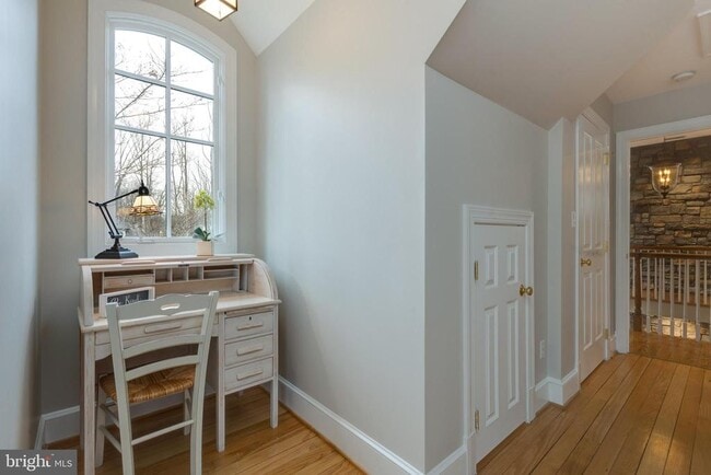 Building Photo - 1057 Vista Dr