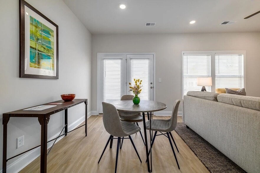 Interior Photo - Mintworth Commons