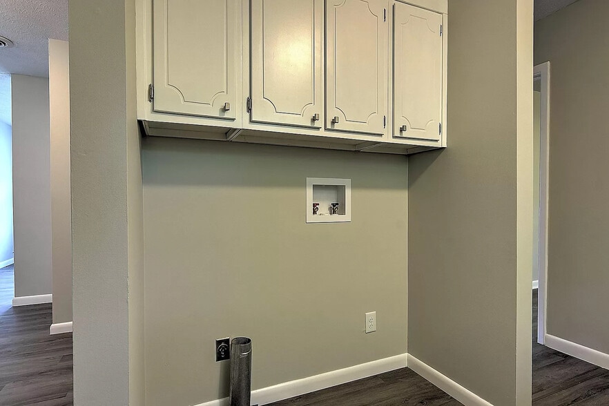 Laundry/Kitchen - 567 Lovedale Dr