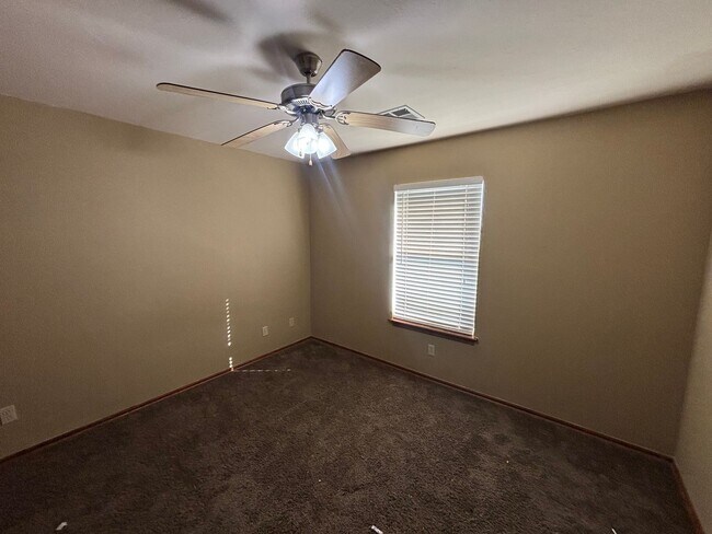 Building Photo - Wonderful Duplex in Yukon!