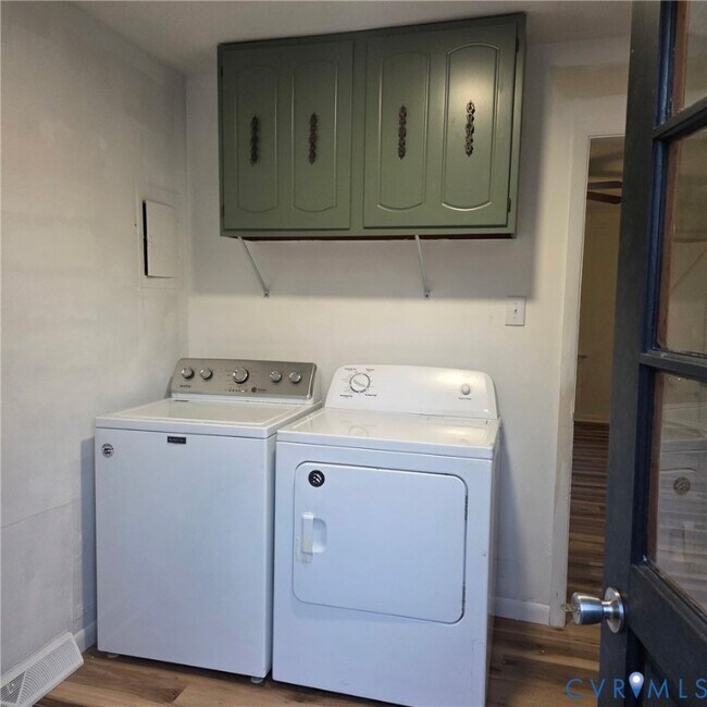 Building Photo - 8011 Kenmore Dr