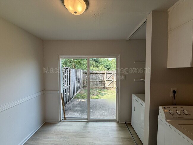 Building Photo - 809 Denton Cir