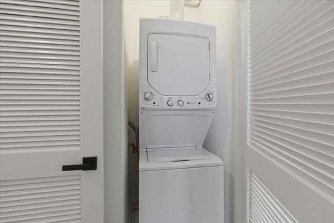 Building Photo - 4513 N Clark St