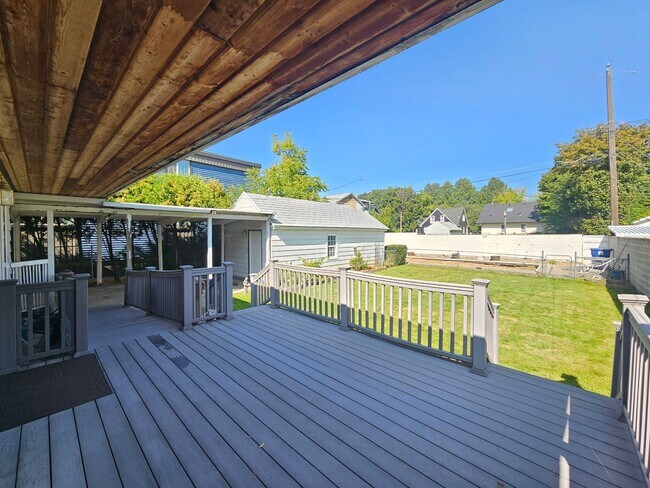 Building Photo - $2,100 - 3 Bed / 3 Bath Charming Home by G...