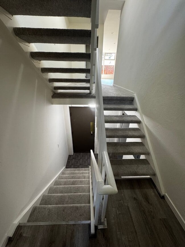 Building Photo - Gorgeous Updated 3-Bedroom Townhome in Pri...