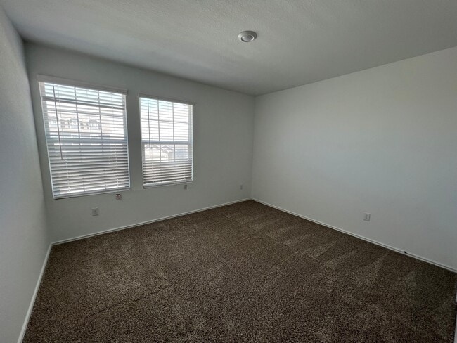 Building Photo - 300 Geode Glen