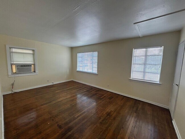 Building Photo - 1402 Gustav St