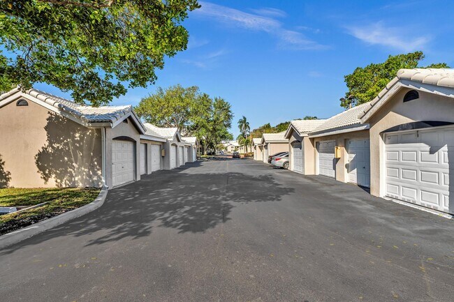 Building Photo - 2851 N Oakland Forest Dr