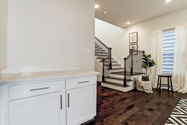 Building Photo - 8808 Hollister Pine Ct