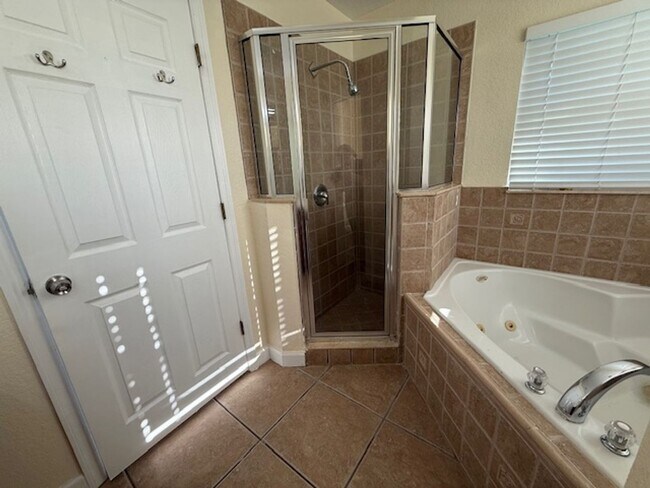 Building Photo - Beautiful single family Home.