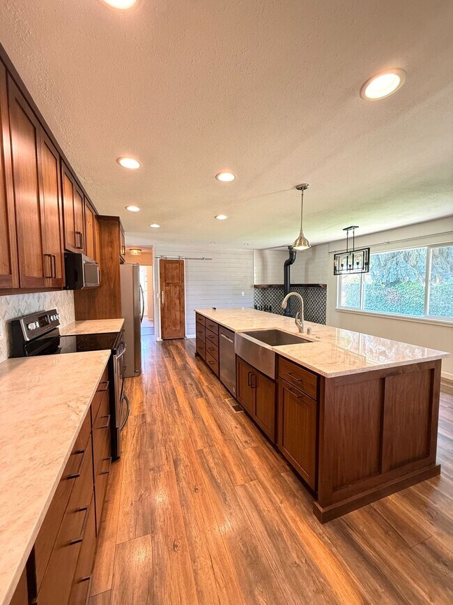 Building Photo - Beautiful 3 Bedroom, 2 Bathroom Rogue River Rental