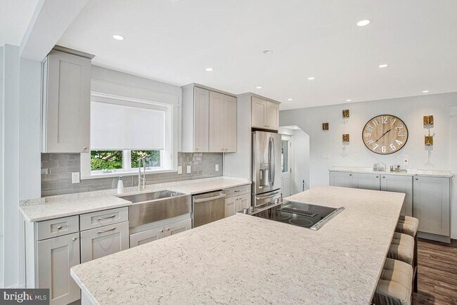 Building Photo - 125 Island View Dr