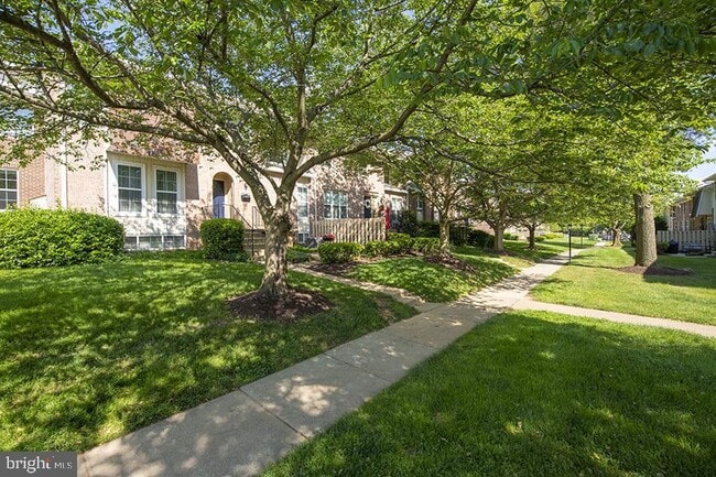 Building Photo - 1699 Yale Pl