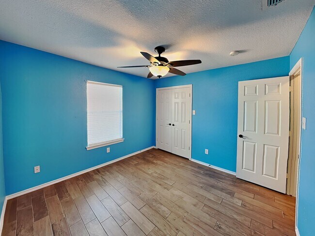 Building Photo - Your Dream Home Awaits in Parkwest—No Carpet, All Charm!