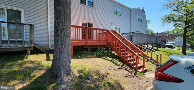 Building Photo - 525 Village Ln.