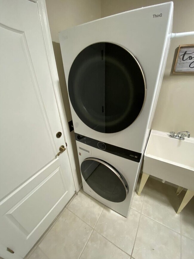 Building Photo - Gorgeous 3 + 2 Turnkey ANNUAL Lease w/Swim Spa & Large Private Screened in Patio In The Village o...