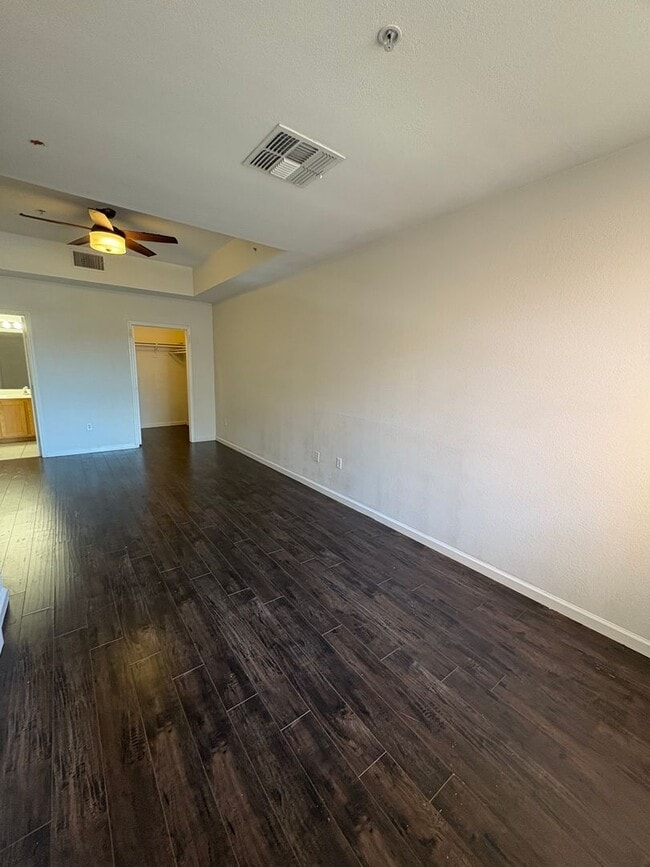 Building Photo - Amazing unfurnished 2 bedroom condo at Par...