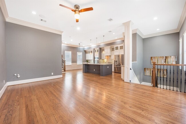 Building Photo - 212 W 6th St