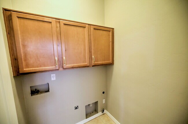 Building Photo - "Charming 2-Bedroom Oasis with Scenic View...