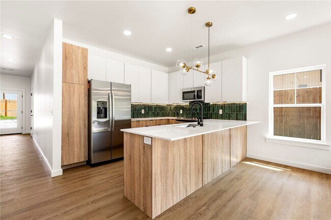 Building Photo - 947 SE 10th St