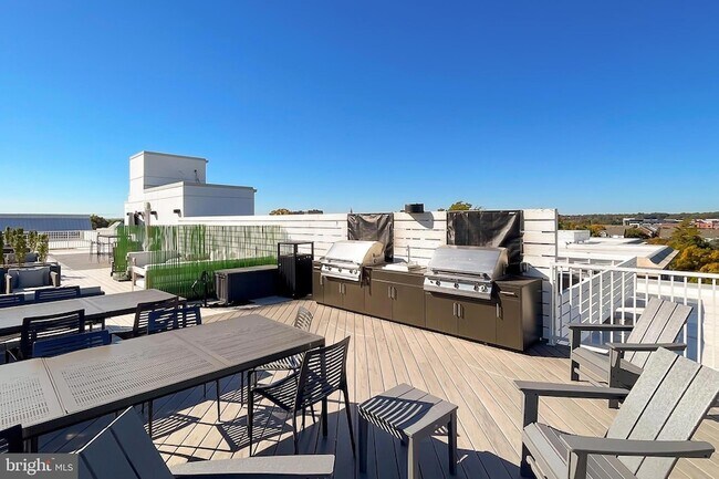 Building Photo - 635 Slaters Ln