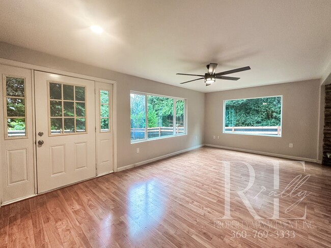 Building Photo - Cape Cod Style Farmhouse with HUGE Kitchen