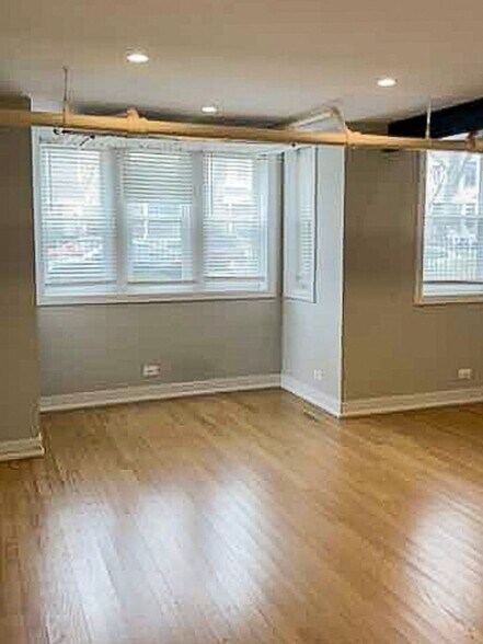 Building Photo - 4863 N Paulina St