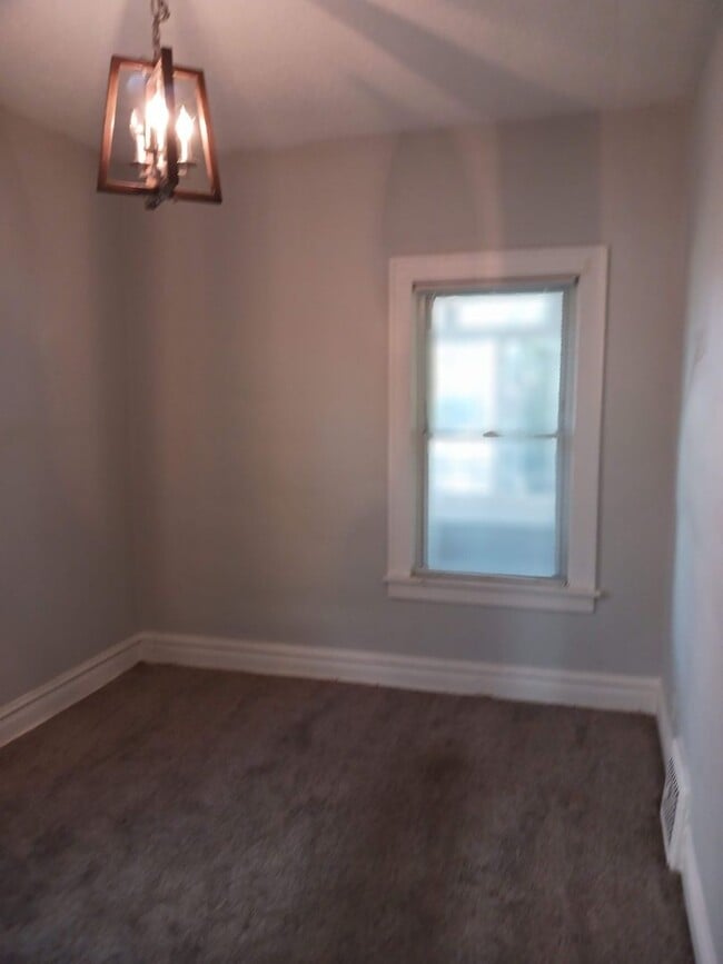 Building Photo - 2 Bedroom Home in West Glen Park