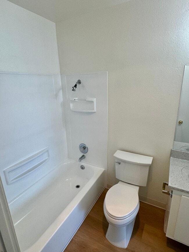 Building Photo - Spacious Upstairs 2-Bedroom, 1.5 Bath Cond...