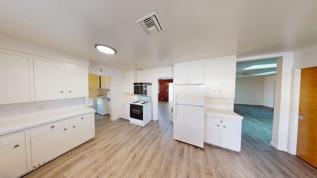 Building Photo - Large 7 Bedroom house on Dorothy - Steps off Campus!!